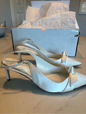 Alexandre Birman Ivory Satin Slingback Pointed-Toe Pumps with Bow